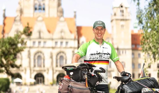 Andreas Beneke vor dem Rathaus, Hannover