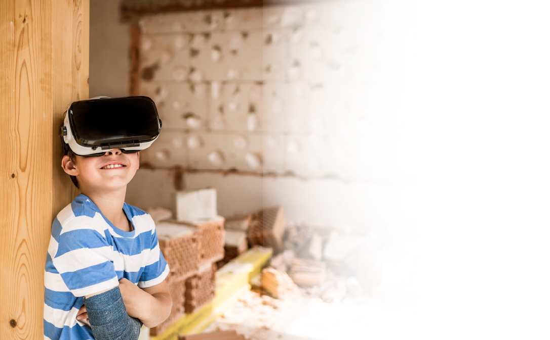 Junge mit VR-Brille auf einer Baustelle